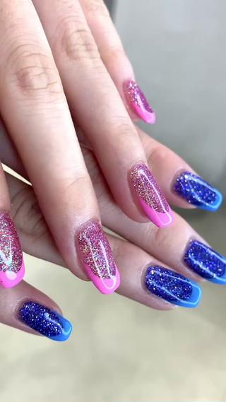 キラキラなラメネイルで夏を楽しみましょう 