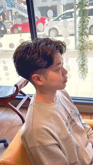 ［大人男性短髪、パーマ］

シルエット、質感、雰囲気
こだわってます！

［大人の色気のパーマ］

【メンズクリームパーマのメリットとは？】

①朝のスタイリングが簡単になる◎
②夜までお気に入りの髪型をキープ◎
③今の髪の長さを変えずにイメチェンも◎
④1～2ヶ月はスタイルをキープ◎⁡
⑤トップにボリュームが出る◎
⑥サイドのボリュームを減らし
頭を小さくみせる◎

僕が使用するパーマ剤は他と違う特殊な
薬剤を使用してるので理想なパーマが
かけれます！
⁡
緩めから強めのリッジ感まで⁡
⁡理想のヘアスタイルへ
幅広いご提案が出来ます
⁡ 