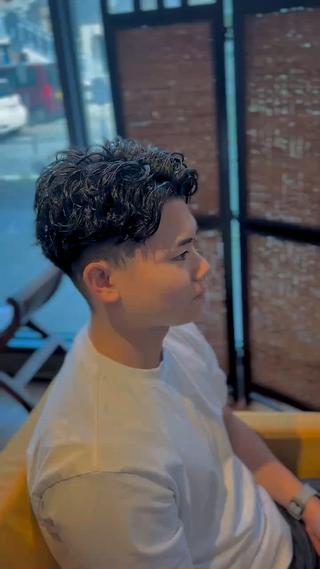 ツイストスパイラルパーマ

［大人男性短髪、パーマ］

シルエット、質感、雰囲気
こだわってます！

・毛先のパサパサ
・清潔感
・ラフすぎない
・サイド、バックから見ても綺麗

［大人の色気のパーマ］

【メンズクリームパーマのメリットとは？】

①朝のスタイリングが簡単になる◎
②夜までお気に入りの髪型をキープ◎
③今の髪の長さを変えずにイメチェンも◎
④1～2ヶ月はスタイルをキープ◎⁡
⑤トップにボリュームが出る◎
⑥サイドのボリュームを減らし
頭を小さくみせる◎

僕が使用するパーマ剤は他と違う特殊な
薬剤を使用してるので理想なパーマが
かけれます！
⁡
⁡ 