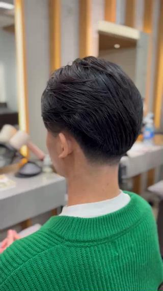 【テーパーフェードスタイル】

 サイドから襟足にかけて自然にフェードする王道スタイル
 清潔感と男らしさを両立し、どんなシーンでも好印象
 トップは長さを残して動きを出し、バランスよく仕上げ
 セットはジェルやグリースでツヤを出すだけで簡単キマる
 スーツにもストリートにも馴染む万能ヘア

 ビジネスではスマートで信頼感ある印象に
 オフの日はスタイリッシュでクールな雰囲気に

→ 清潔感×男らしさを叶える、大人に人気のテーパーフェードスタイルです！ 