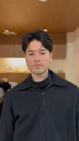 【曲がる縮毛矯正スタイル】

 自然な丸みと柔らかい動きが出る“曲がる縮毛矯正”で、大人の余裕を演出
 まっすぐすぎない仕上がりで、扱いやすさとナチュラル感を両立
 乾かすだけで程よく曲がり、毎日のスタイリングが圧倒的にラクに
 オイルやバームを少量なじませるだけで、艶とまとまりが長時間キープ
 硬毛・広がり・うねりで悩む30代男性にもおすすめ

 ビジネスでは品のある清潔感をプラス
 オフの日はラフで抜け感のある雰囲気に

→ 自然な動きと扱いやすさを叶える、大人の“曲がる縮毛矯正”スタイルです！ 