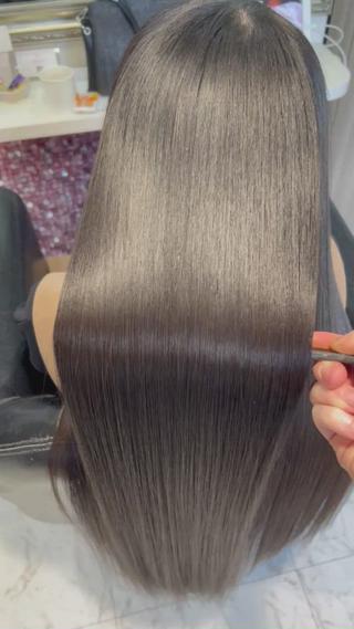 腰まであるスーパーロングなお客様
綺麗にケアしています。

ハリウッドセレブに大人気なケラコラで癖、うねりを程よく収めて、髪に栄養補給です。

鹿児島ではjewelだけ！！

是非お試し下さいね♪♪ 