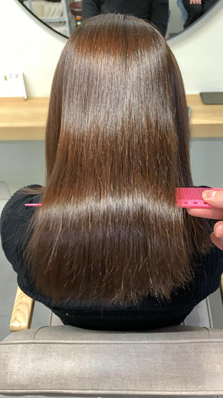 縮毛矯正のリタッチです
境目のうねりが残りやすい施術ですが、残さず繋げてサラサラに仕上げます
手で乾かしただけなので、ご自宅でご自身で乾かしたときも同じ仕上がりになります 