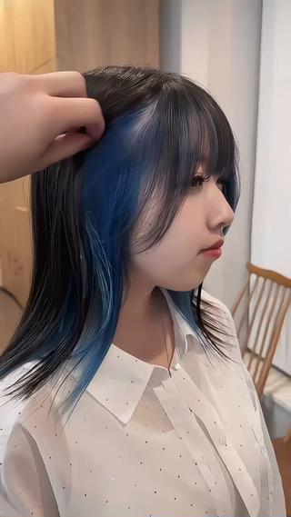 青のインナーカラーで魅せる！トレンドヘア

ベースはダークトーンで落ち着いた雰囲気を残しつつ、内側に青のインナーカラーをプラスしたスタイル。
髪を耳にかけたり動いたときにチラッと見えるブルーが、透明感と個性を引き立ててくれます。

こんな方におすすめ
	•	暗髪ベースでも個性を出したい方
	•	学校やお仕事で派手なカラーはできないけど、おしゃれを楽しみたい方
	•	人と被らない、さりげないデザインカラーを探している方

スタイリングポイント

ストレートで艶を出すと、青のラインがより映えてクールな印象に。
軽く巻けば動きの中からブルーがのぞき、遊び心ある雰囲気も楽しめます。 
