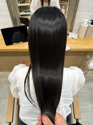 この暑い夏に汗かいてうねってしまう髪をまとまりのある髪にしませんか？ダメージレスな薬でサラサラに仕上げます！ 