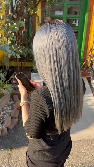 （ブリーチ2回）
アッシュグレーで大人かわいく 