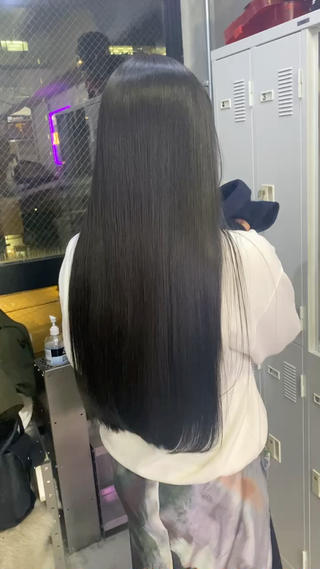 座り背中沿い美髪 