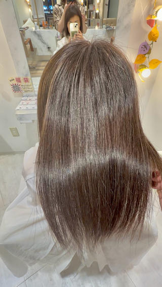 〖 ワンカラー トリートメント 〗

カラーのメニューと一緒にトリートメントも出来ます

★イルミナカラー....ダメージレスのカラー剤で毛髪に透明感を出すことができ、回数を重ねるごとにツヤ髪に！ 