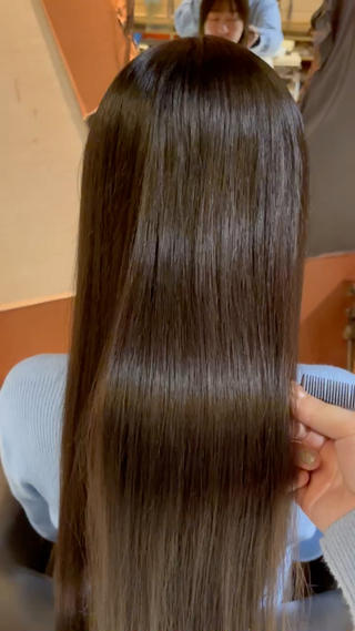 SNSでも人気の“艶フィルター級ストレート”を実現する縮毛矯正。
髪の状態に合わせて薬剤の強さを数段階で細かく調整し、
クセの強い根元はしっかり、ダメージの気になる毛先は弱めに…と、
部分ごとに最適な施術を行います。
アイロンは180℃固定ではなく、髪質に合わせて温度を調整。
つぶれない自然な丸みを残しながら、
光を当てた時に“筋のようにツヤが走る”質感をつくります。
ダメージを最小限に抑えつつ、触れた瞬間わかる“すべすべ感”へ。
SNS映えする極ツヤストレート、ぜひ体感してください。