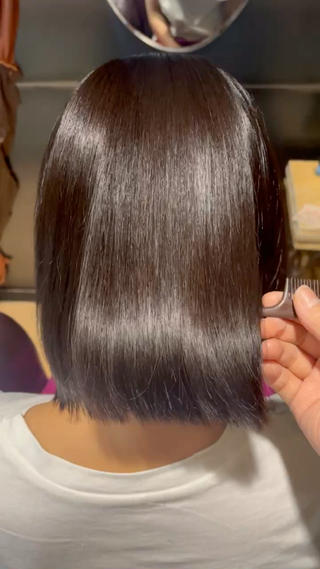 髪質改善できる縮毛矯正Bob
︎ ピンッと不自然にならず、柔らかいストレート
︎ ダメージを最小限に抑えてツヤが復活
︎ 朝のアイロン時間が大幅に短縮
︎ 広がりやすい髪も1本1本がスッと整う
「縮毛矯正=硬くなる」
そんなイメージを変える、
ナチュラルで上品なストレート です。