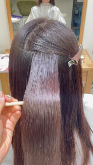 酸性ストレートパーマで、後ろや頭頂部の強いクセもしっかり伸ばしました
ダメージを最小限に抑えながら、自然でまとまりのある仕上がりに。
トリートメントを一緒にしていただくと、さらにツヤ感UPで持ちも良くなります。
また、ご自宅で市販のシャンプーをお使いの方は、サロン専売のヘアケアに変えるだけで、ストレートの持ちがぐんと良くなりますよ♪
毛先の広がりや枝毛が気になる方は、ぜひご相談ください 