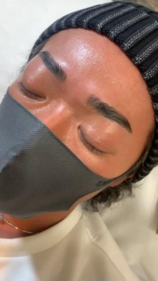 パーマで眉毛の毛流れを整え、WAXで眉周りのいらない毛をとり、形を整えます 