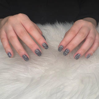 enoiフラッシュ使用

まるで“生きている”かのような、キラキラ感
写真でもしっかり伝わる、この輝き…
反則級の可愛さです

ダークになりがちなブラックカラーでも、
enoiのフラッシュなら、
しっかりと光をまとい圧倒的な存在感を放ってくれます

当店は、自称・恵庭で一番
enoiカラーの種類が豊富なサロンです
きっと「これだ！」と思える
お気に入りのカラーが見つかるはず

お気軽にご予約・お問い合わせください
皆さまのご来店、心よりお待ちしております 