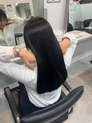 乾燥やダメージが気になるこの季節は、内部から潤いを補給する集中トリートメントがおすすめです。しっとりまとまるツヤと手触りで、仕上がりの違いを実感していただけます。今のうちにケアしておくことで、年末年始もきれいな状態をキープできますので、ぜひご褒美ケアとしてお任せください♪