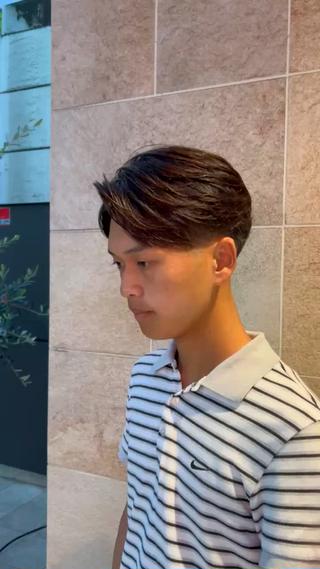 【フェード × 七三分けマッシュスタイル】
サイドからバックにかけてスッキリとしたフェードスタイル
トップは重さを残したマッシュベースで柔らかい質感に
七三で分けることで清潔感と大人っぽさを両立
グリースでツヤとタイト感を出して上品に仕上げ
ビジネスでもプライベートでもキマる万能スタイル
清潔感とトレンド感を両立した今どきメンズヘア