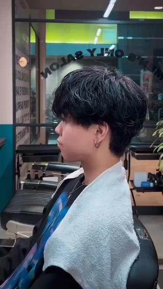 冬にぴったりの“シャドーパーマ”スタイル
・ふんわり動く毛先で抜け感UP
・重くなりがちな冬スタイルも軽やかに
・自然なボリュームで雰囲気たっぷり
・マフラーやニットにも相性◎
・さりげなくオシャレにキマる万能ヘア
この冬、雰囲気出したい人におすすめです