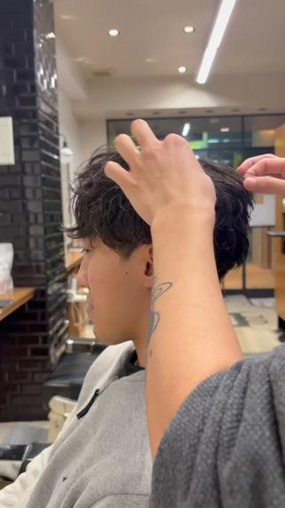 シャドーパーマ
少し短めでも、
シャドーパーマならスッキリとしたスタイルが作れます。
強すぎない陰影のあるカールで
︎ 清潔感
︎ 立体感
︎ ナチュラルな動き
をプラス。
伸ばし途中の方でも、長さを活かしながら
今の状態に一番お似合いのスタイルをご提供できます!
︎ 伸ばしたいけど今の髪型に飽きた
︎ 短めでも雰囲気を出したい
︎ セットを楽にしたい
そんな方におすすめです