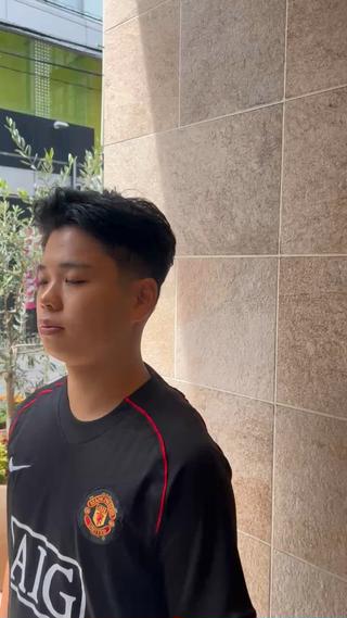 フェード×73分け(トップ長め)
・トップ長めで動きと立体感を
・サイドはスッキリ刈り上げて清潔感UP
・セットも簡単で毎朝のスタイリングが楽に
・オンでもオフでもキマる万能スタイル
・ナチュラル~しっかり目まで幅広く対応可能
気になる方はぜひお任せください