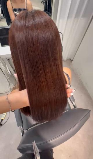 縮毛矯正(ストレート)のメニューを選んでくれたお客様
数ヶ月前に全体的にかけてたのですが、伸びて来てうねりが気になるのと、毛先とまとまりが気になるとのご相談を受けました。
そのため今回は伸びできた部分と毛先をしっかりの伸ばさせて頂きました
アイロンは入れずにドライヤーで乾かすだけでこんなにもツヤツヤにྀི