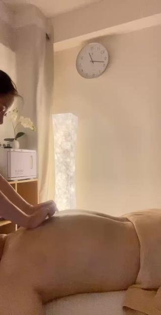 アロマオイルリンパマッサージ
日々の疲れをやさしく解きほぐし、心と身体をリセットしませんか?
アロマオイルリンパマッサージは、厳選されたアロマの香りに包まれながら、滞ったリンパの流れを促進し、老廃物の排出をサポート。むくみ・冷え・だるさの改善だけでなく、深いリラクゼーションとデトックス効果を同時に体感できます。
こんな方におすすめ
• 肩こり・腰の疲れを和らげたい
• ストレスを抱えてリフレッシュしたい
• 癒されながら美肌・美ボディを目指したい
施術後は「身体が軽くなった」「ぐっすり眠れるようになった」とのお声を多数いただいております。
ぜひ一度ご体験ください。