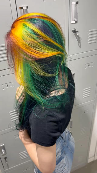 マニキュアを使ったレインボーカラー

デザインカラーはご相談ください！
一緒にヘアスタイルを考えましょう！

マニキュアカラーは+¥2000になります。 