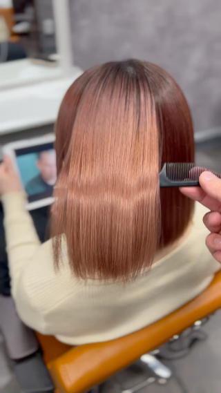 ブリーチを2回されているお客様です!
縮毛矯正はプレミアムにさせていただきTOKIOトリートメントもされています!
ブリーチ毛はダメージレベルによって切れてしまう場合があるのでご注意ください