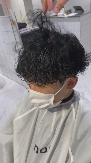 表参道/渋谷/原宿メンズカット/メンズパーマ/メンズマッシュ/ツーブロック/ハイライト/ツイストスパイラルパーマ/ツイストパーマ/波巻きパーマ/波巻きスパイラルパーマ/眉毛/センターパート/ニュアンスパーマ/メンズハイライト/ウルフカット/波打ちパーマ
 