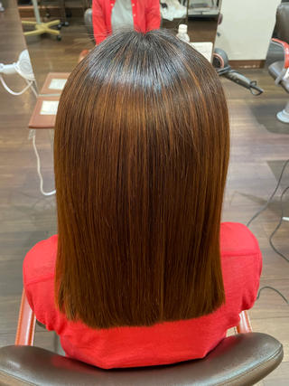 初めての縮毛矯正!!
湿度でパヤパヤした髪も縮毛矯正を
かければ艶っとサラサラに️️