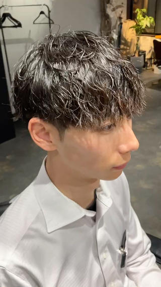 メンズカット＋波巻きパーマ
このスタイルのオーダーの仕方
・前髪目にギリギリかかる長さ
・サイド耳出し
・ツーブロック、刈り上げ6ミリ
・トップ長め
・波巻き60%以上の強さ 