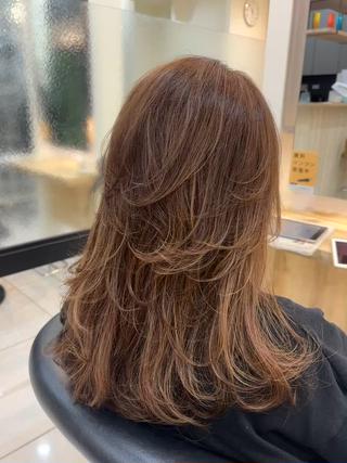 韓国風にならないレイヤー

ハイレイヤーで360°動きのあるスタイルに


毛先のワンカールで簡単アレンジできます！

全部内巻きにする→スタイリングオイルをつけて外側に毛を流す
とお客様スタイルに

カラーは明るく、暗く、、ご相談ください


トリートメントはおひとりお一人、あったものを選んでいただけます！
当店はスマートサロンです

 