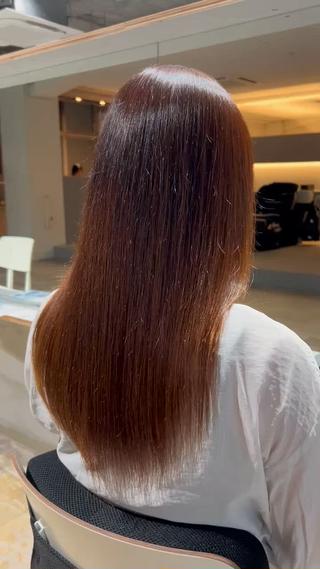 straight

癖と広がりどちらも気になるお客様でしたが、しっかり伸びておさまってくれました。
カットで空かれすぎた事による表面のパヤパヤは酸性ストレートでは直せないので地道に伸ばしていくことで綺麗な髪を目指せます 