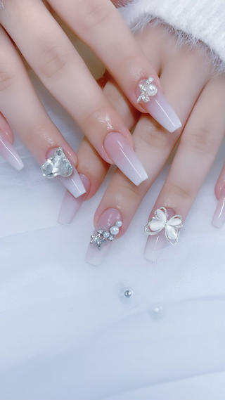 少し時間を置くと動画が表示されます♡
当店のベイビーブーマーはエアブラシで噴くので
ジェルのようなもやもやした境目は一切ないのが
特徴です♡
このように薄づきにもできますし
もう少し濃い白色のグラデーションも可能です♡
長さだしの素材がソフトジェルでできた
フルのジェルチップなので透明の為
長さだしの長さがロングで、かつ
グラデーションの色の面積が少しだけの
浅いお色がご希望の場合、自爪との境目を見えなくする為にベースカラーを追加する必要がございます♡
お写真のデザインの場合、クーポン価格5700円+ベースカラー追加+1000円+オプションパーツ追加で2つ600円