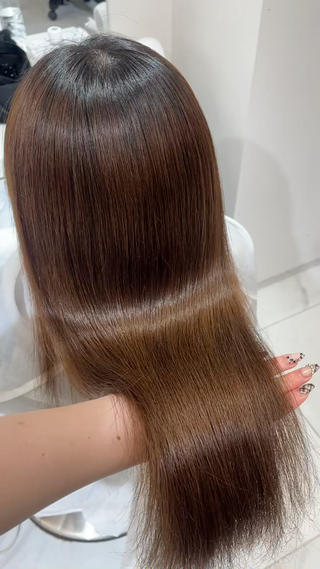 縮毛矯正+トリートメントで艶々なストレートに
癖をしっかり伸ばして普段の生活でも扱いやすい髪の毛になります！
トリートメントもすることで極限までダメージレスに︎︎️ 