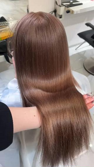 1bleachベースにカラー+トリートメントで艶々で後ろ姿も盛れるヘアカラーに
極限までダメージレスにします是非1度ご来店ください！ 