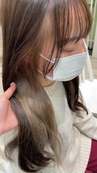 インナーベージュ
ブリーチ１回〜のカラーです
表面は透け感たっぷりのグレージュで 