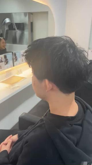 メンズスパイキーショート
今人気の短髪スタイルになります
動きの出しやすいようにやらせてもらいました！
この夏サッパリしたい方ぜひ一度ご来店ください！ 