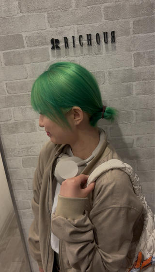 ️トリプルカラー️

ブリーチ2回で透明感のあるgreenカラー！
とても可愛いです 