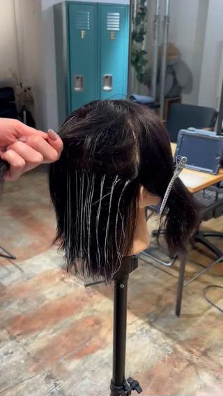 塗っている薬がブリーチで、薄くハイライトを全体に入れることで透明感と明るさをしっかり出していきます!
ダメージも全体をブリーチするより遥かに少ないのでオススメです!