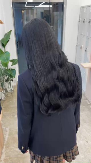 ブリーチの履歴なしのワンメイクカラーです。
アディクシーカラーは髪の毛の色素をしっかり削り取り、そこに濃い色を入れることで透明感のある赤みを抑えたカラーにすることができます。カラーの履歴がない方でも綺麗に染まりますよ！

※画像は色味の編集はしておりません。 