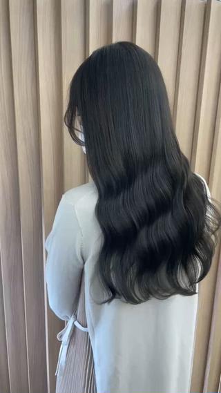 ブリーチの履歴なしのワンメイクカラーです。
アディクシーカラーは髪の毛の色素をしっかり削り取り、そこに濃い色を入れることで透明感のある赤みを抑えたカラーにすることができます。カラーの履歴がない方でも綺麗に染まりますよ！

※画像は色味の編集はしておりません。 