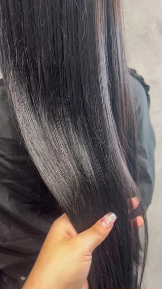 黒染めじゃない黒で染めてるので明るくしたくなった時にしやすいお色味です️TOKIOトリートメントのおかげでつやつやサラサラです 
