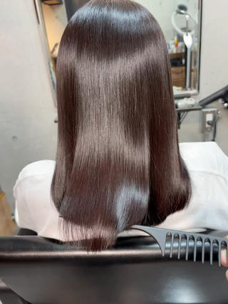 乾かすだけで最上級の髪質

ピンピンしない柔らかい縮毛矯正と
プレミアム髪質改善トリートメントで癖を伸ばしつつ栄養を補給して極上の質感 