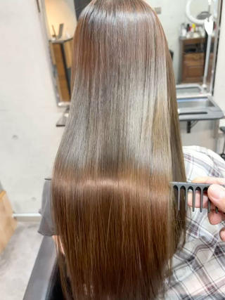 ブリーチ毛も縮毛矯正&髪質改善でご覧の通り
サラサラツヤツヤ 