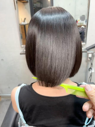 乾かすだけで最上級のツヤ髪に

ピンピンしない柔らかい縮毛矯正と
オリジナル髪質改善トリートメントであなた史上No. 1の髪質に導きます

今回は地毛っぽく重くならない暗髪カラーもセットで 