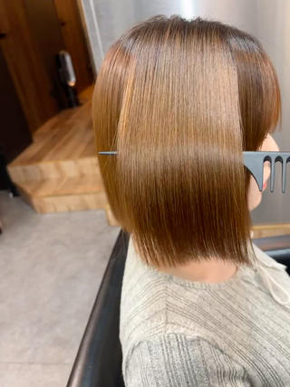 乾かすだけで褒められる髪質になる縮毛矯正

ピンピンしない柔らかい縮毛矯正と
プレミアム髪質改善トリートメントで癖を伸ばしつつ栄養を補給して極上の質感 