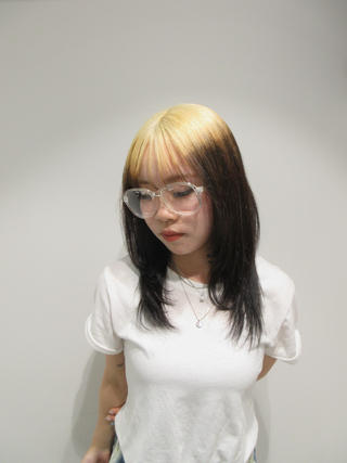 roots color 

こちらは根元は2回ブリーチ、毛先は残留を生かしプリーチで剥せる黒を入れています！ 