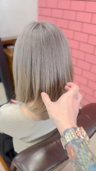 
複数回ブリーチペールトーン必須☆

くすみすぎないクリーミィなホワイトで

ハイトーン初心者でも挑戦しやすい

ホワイトミルクティ♪

複数回ブリーチは一ヶ月毎にブリーチを

重なるような時間をかけていく抜き方が

オススメです☆

#福岡久留米#髪質改善カラー#インナーカラー#ブリーチ#ダブルカラー#韓国#イヤリングカラー#ケアブリーチ#派手髪#トリートメント#グラデーション#ハイトーン#レイヤーカット#Wカラー#前髪カット#久留米髪質改善#久留米インナーカラー#久留米ブリーチ#久留米ダブルカラー#久留米イヤリングカラー#久留米カラー#久留米ケアブリーチ#久留米ハイトーン#久留米派手髪 