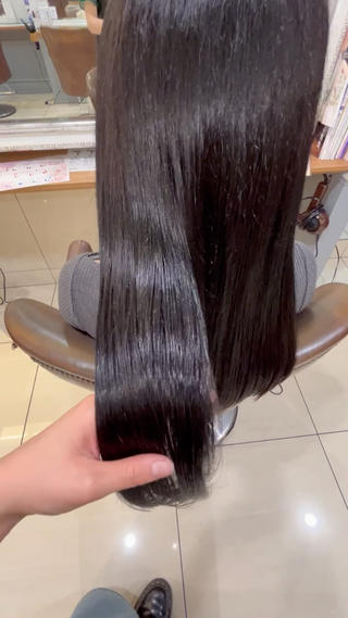 カラー＆トリートメントでツヤサラに！！

ブリーチ履歴のあるお客様でしたが、しっかりとまとまり、ツヤのある美髪になりました

4STEPトリートメント 気になる方はぜひお任せください️

通常￥5500のところモデル価格の￥2750と半額で施術させていただいております️ 