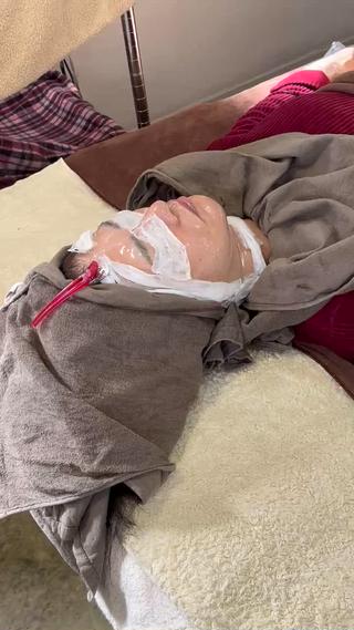 お顔とハンドケアが一緒に出来る人気のコース。
是非、一度お試しください