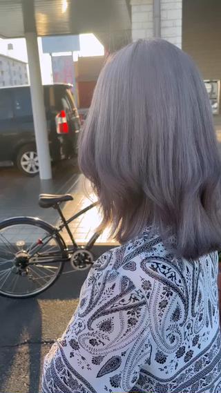 シルバーグレー
ハイトーンでしたら是非私にお任せください
このカラーならこちらのクーポンがおすすめです！ 